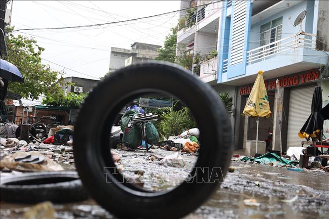 Đường phố phường Tuy Hòa ngổn ngang sau khi lũ rút. Ảnh: Tuấn Anh – TTXVN