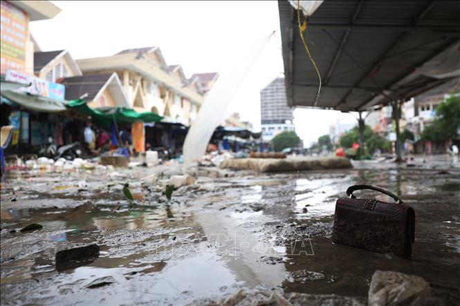 Hàng hóa của tiểu thương chợ Tuy Hòa bị cuốn trôi ra đường. Ảnh: Tuấn Anh - TTXVN