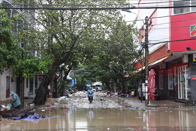 Tỉnh Đắk Lắk yêu cầu công tác dọn vệ sinh môi trường phải được bảo đảm sau khi nước lũ rút. Ảnh: Tuấn Anh - TTXVN