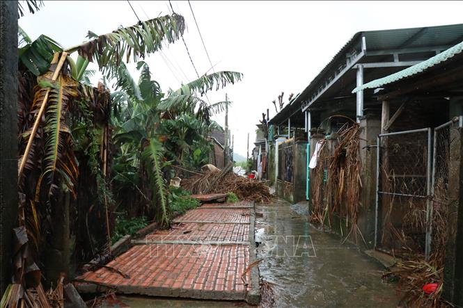 Nước lũ rút, tường rào đỏ sập, rác cuộn thành đống ở khu dân cư ngập sâu xã Sơn Thành tỉnh Đắk Lắk. Ảnh: Tuấn Anh  - TTXVN