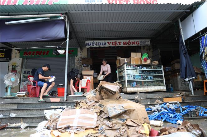 Một cửa hàng bán đồ điện tử ở chợ Tuy Hòa bị thiệt hại khi nước lũ dâng cao. Ảnh: Tuấn Anh - TTXVN
