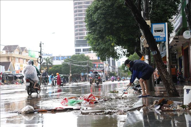 Người dân Đắk Lắk tất bật vệ sinh đường xá, nỗ lực ổn định cuộc sống sau khi nước lũ rút. Ảnh: Tuấn Anh – TTXVN