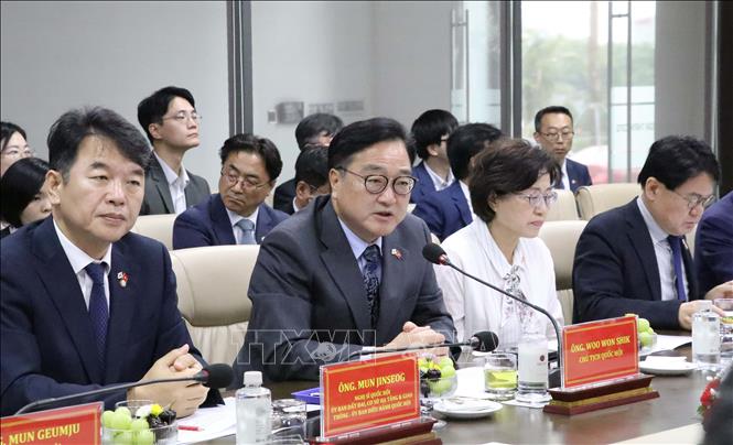Chủ tịch Quốc hội Hàn Quốc Woo Won Shik phát biểu tại chuyến thăm Nhà máy Hyundai Thành Công.  Ảnh: Công Luật - TTXVN