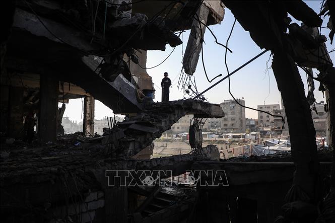 Tòa nhà bị phá hủy sau những cuộc không kích của Israel tại Al-Zeitoun, Gaza. Ảnh: THX/TTXVN