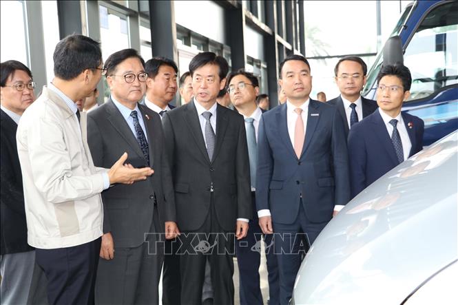 Chủ tịch Quốc hội Hàn Quốc Woo Won Shik thăm quan tại Nhà máy Hyundai Thành Công.  Ảnh: Công Luật - TTXVN