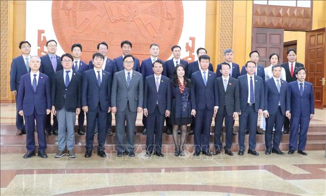 Chủ tịch Quốc hội Hàn Quốc Woo Won Shik chụp ảnh lưu niệm với lãnh đạo Tỉnh uỷ, UBND tỉnh Ninh Bình.  Ảnh: Công Luật - TTXVN