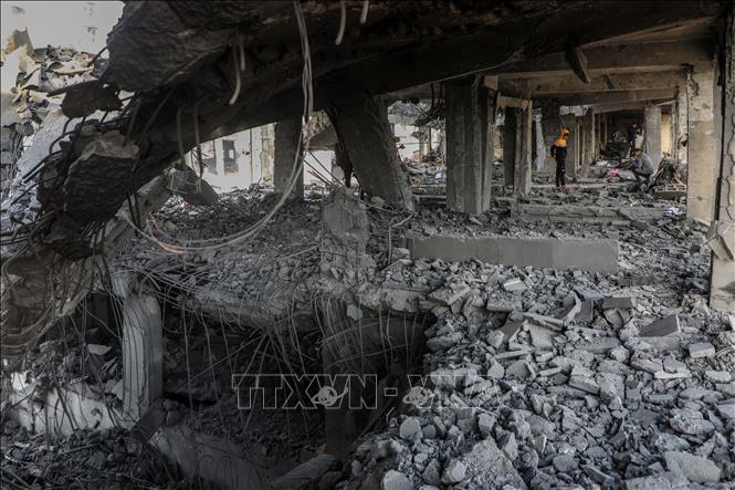 Tòa nhà bị phá hủy sau những cuộc không kích của Israel tại Al-Zeitoun, Gaza. Ảnh: THX/TTXVN