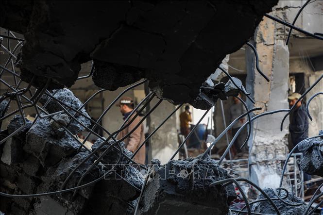 Tòa nhà bị phá hủy sau những cuộc không kích của Israel tại Al-Zeitoun, Gaza. Ảnh: THX/TTXVN