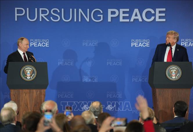 Tổng thống Mỹ Donald Trump (phải) và Tổng thống Nga Vladimir Putin tại cuộc họp báo chung ở Anchorage, Alaska, ngày 15/8/2025. Ảnh: THX/TTXVN