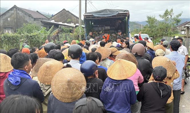 Người dân xã Hoà Thịnh, tỉnh Đắk Lắk đến nhận hàng cứu trợ của lực lượng chức năng. Ảnh: Tường Quân - TTXVN
