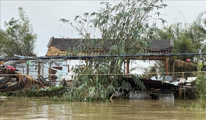 Một ngôi nhà của người dân xã Hoà Thịnh bị hư hại do mưa lũ trong nhiều ngày qua.  Ảnh: Tường Quân - TTXVN
