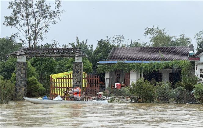 Nhiều ngôi nhà tại thôn Phú Hữu (xã Hoà Thịnh) còn bị nước lũ bũa vây trong sáng  22/11.  Ảnh: Tường Quân - TTXVN
