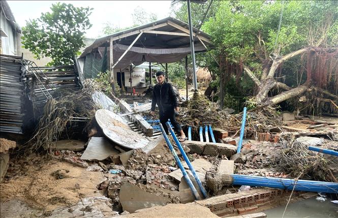 Một ngôi nhà của người dân xã Hoà Thịnh bị hư hỏng nặng do mưa lũ. Ảnh: Tường Quân - TTXVN
