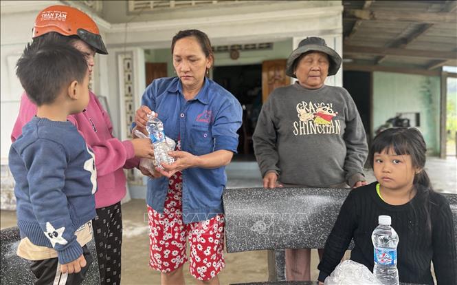 Người dân xã Hoà Thịnh chia sẻ nhau lương thực và nhu yếu phẩm. Ảnh: Tường Quân - TTXVN
