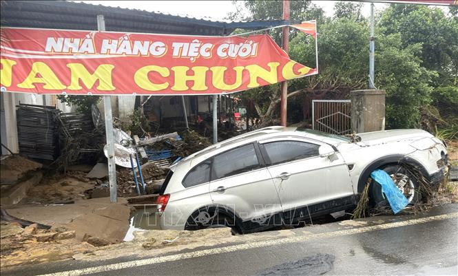 Tài sản của người dân xã Hoà Thịnh bị cuốn trôi trong dòng nước lũ. Ảnh: Tường Quân - TTXVN
