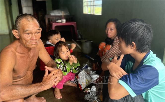 Một gia đình tại thôn Mỹ Điền (xã Hoà Thịnh) có người thân mất do kiệt sức khi di chuyển trong vùng lũ.  Ảnh: Tường Quân - TTXVN
