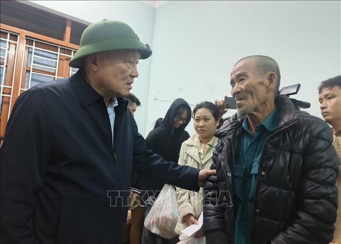 Standing Deputy Prime Minister Nguyen Hoa Binh visits Dong Hoa ward in Dak Lak province on November 22, one of the areas hardest hit by the recent floods. VNA Photo: Tuấn Anh