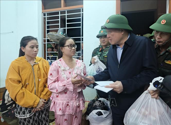 Standing Deputy Prime Minister Nguyen Hoa Binh visits Dong Hoa ward in Dak Lak province on November 22, one of the areas hardest hit by the recent floods. VNA Photo: Tuấn Anh