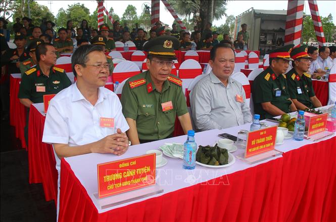 Lãnh đạo thành phố Cần Thơ tham quan buổi hợp luyện diễn tập phòng thủ. Ảnh: Duy Khương – TTXVN