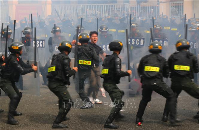 Tình huống phòng chống bạo loạn tại buổi hợp luyện diễn tập phòng thủ. Ảnh: Duy Khương – TTXVN