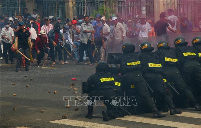  Tình huống phòng chống bạo loạn tại buổi hợp luyện diễn tập phòng thủ. Ảnh: Duy Khương – TTXVN