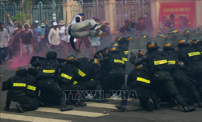 Tình huống phòng chống bạo loạn tại buổi hợp luyện diễn tập phòng thủ. Ảnh: Duy Khương – TTXVN