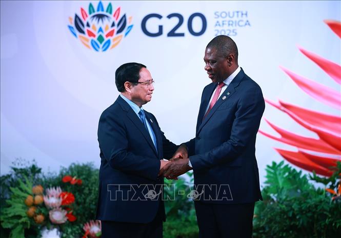 Phó Tổng thống Nam Phi Paul Mashatile đón Thủ tướng Phạm Minh Chính tham dự khai mạc Hội nghị Thượng đỉnh G20. Ảnh: Dương Giang-TTXVN 
