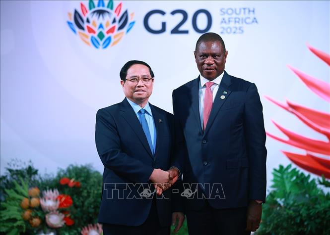 Phó Tổng thống Nam Phi Paul Mashatile đón Thủ tướng Phạm Minh Chính tham dự khai mạc Hội nghị Thượng đỉnh G20. Ảnh: Dương Giang-TTXVN 
