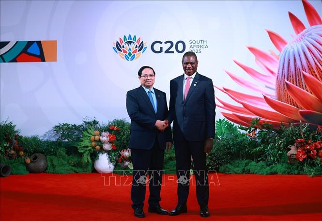 Phó Tổng thống Nam Phi Paul Mashatile đón Thủ tướng Phạm Minh Chính tham dự khai mạc Hội nghị Thượng đỉnh G20. Ảnh: Dương Giang-TTXVN 
