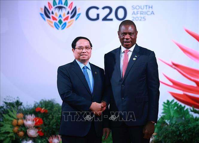 Phó Tổng thống Nam Phi Paul Mashatile đón Thủ tướng Phạm Minh Chính tham dự khai mạc Hội nghị Thượng đỉnh G20. Ảnh: Dương Giang-TTXVN 
