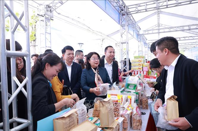 Phó Chủ tịch Liên đoàn Lao động thành phố Hà Nội Nguyễn Thị Thu Thủy cùng các đại biểu tham quan các gian hàng tại. Ảnh: Minh Nghĩa - TTXVN
