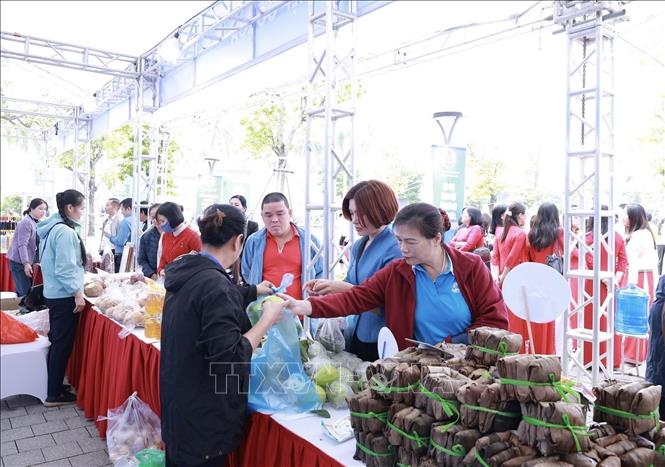 Công nhân lao động và người dân Thủ đô mua sắm các sản phẩm tại Hội chợ. Ảnh: Minh Nghĩa - TTXVN 