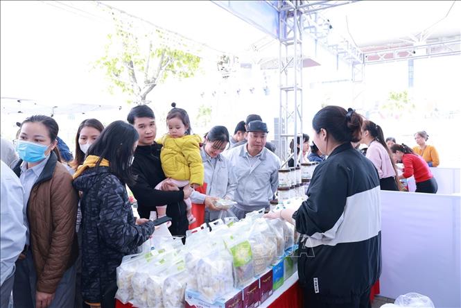 Công nhân lao động phấn khởi tham gia mua sắm hàng Việt tại Hội chợ. Ảnh: Minh Nghĩa - TTXVN