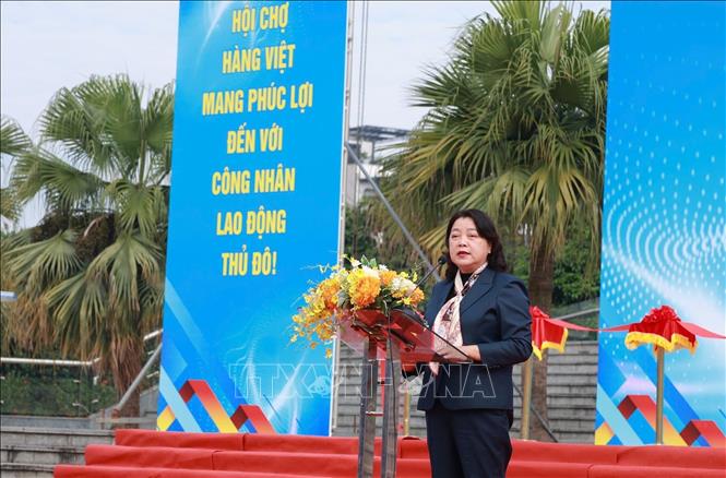 Phó Chủ tịch Liên đoàn Lao động thành phố Hà Nội Nguyễn Thị Thu Thủy phát biểu khai mạc Hội chợ. Ảnh: Minh Nghĩa - TTXVN
