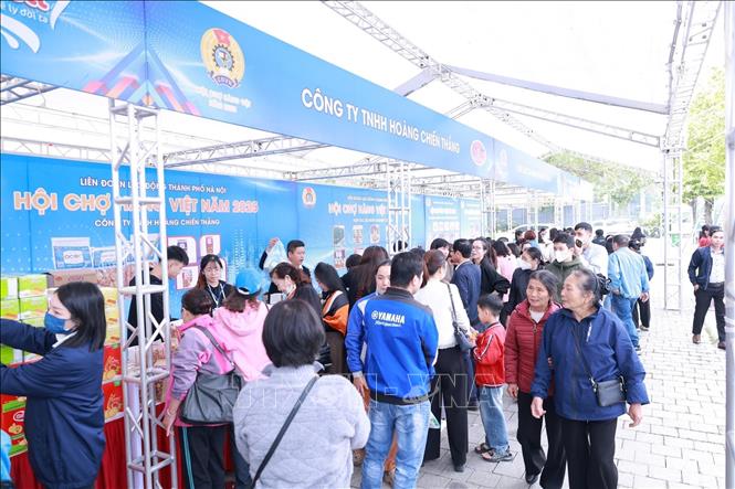 Hội chợ không chỉ mang đến không gian mua sắm tiện ích mà còn là điểm nhấn quan trọng trong công tác tuyên truyền Cuộc vận động “Người Việt Nam ưu tiên dùng hàng Việt Nam”. Ảnh: Minh Nghĩa - TTXVN
