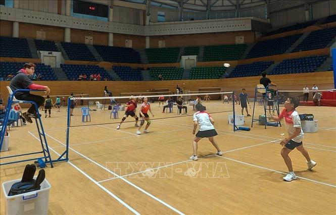 Các vận động viên tranh tài môn cầu lông tại Giải. Ảnh: Trần Lê Lâm - TTXVN 