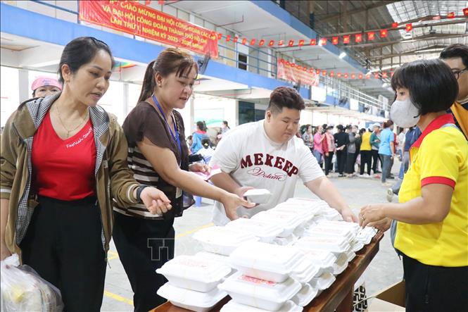 Đông đảo công nhân lao động nhận quà và các suất cơm trưa tại ngày hội. Ảnh: Thanh Vũ-TTXVN
