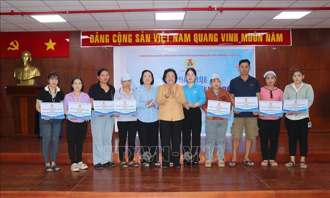 Bà Nguyễn Kim Loan, Phó Chủ tịch Liên đoàn Lao động Thành phố Hồ Chí Minh cùng các tổ chức, cá nhân, nhà hảo tâm tặng quà cho công nhân lao động tại ngày hội. Ảnh: Thanh Vũ-TTXVN
