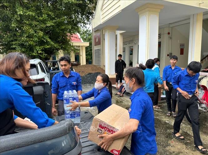 Đoàn viên thanh niên các xã phía Tây tỉnh Gia Lai sắp xếp hàng hóa gửi về cứu trợ đồng bào lũ lụt. Ảnh: Hồng Điệp - TTXVN