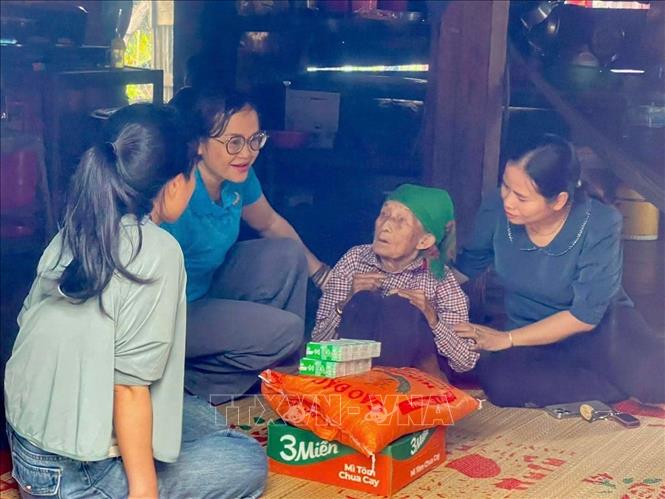 Chính quyền xã Ia HDreh, tỉnh Gia Lai đưa hàng cứu trợ vào các vùng vẫn đang bị cô lập tại địa phương. Ảnh: Hồng Điệp -TTXVN