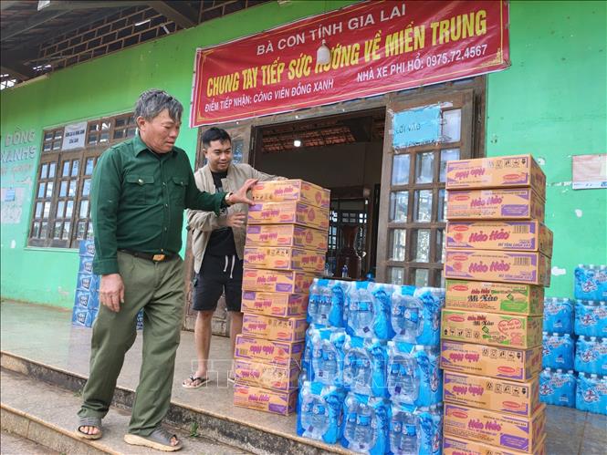 Người dân các xã phía Tây tỉnh Gia Lai  quyên góp hàng hóa, nhu yếu phẩm gửi về cứu trợ đồng bào lũ lụt. Ảnh: Hồng Điệp - TTXVN