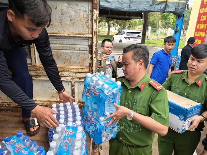 Công an các xã phía Tây tỉnh Gia Lai cùng bà con sắp xếp hàng cứu trợ gửi về cứu trợ đồng bào lũ lụt. Ảnh: Hồng Điệp -TTXVN