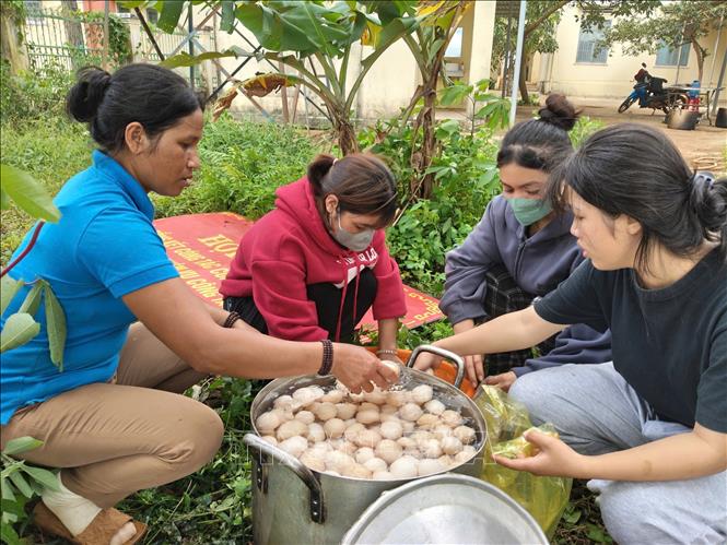 Người dân xã Gào, tỉnh Gia Lai luộc trứng gửi về cứu trợ đồng bào lũ lụt. Ảnh: Hồng Điệp - TTXVN
