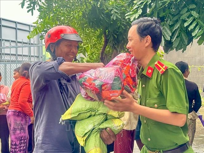 Công an xã Ia HDreh, tỉnh Gia Lai đưa hàng cứu trợ vào các vùng vẫn đang bị cô lập tại địa phương. Ảnh: Hồng Điệp -TTXVN