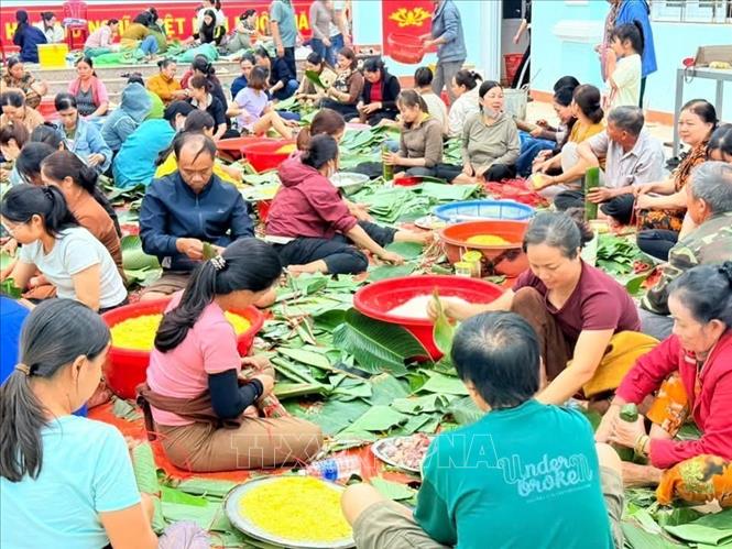 Lực lượng quân đội và nhân dân các xã phía Tây tỉnh Gia Lai gói bánh chưng gửi về cứu trợ đồng bào lũ lụt. Ảnh: Hồng Điệp - TTXVN
