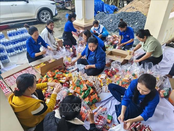 Đoàn viên thanh niên các xã phía Tây tỉnh Gia Lai đóng gói hàng hóa gửi về cứu trợ đồng bào lũ lụt. Ảnh: Hồng Điệp - TTXVN