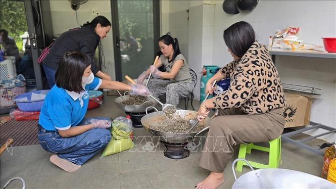 Người dân các xã phía Tây tỉnh Gia Lai kho cá gửi về cứu trợ đồng bào lũ lụt. Ảnh: Hồng Điệp - TTXVN