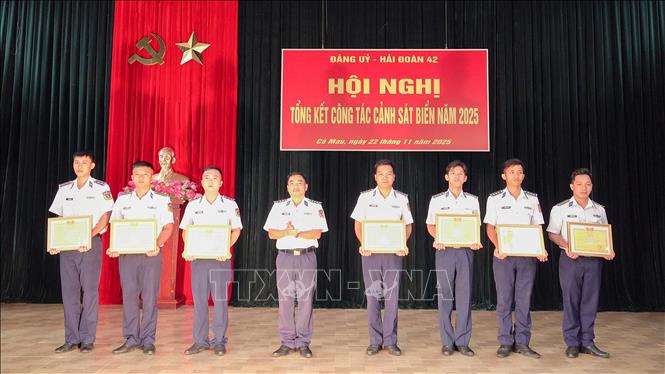 Thượng tá Trịnh Minh Hiển, Chính ủy, Hải đoàn 42 tặng giấy khen cho các cá nhân có thành tích xuất sắc trong phong trào thi đua năm 2025. Ảnh: TTXVN phát