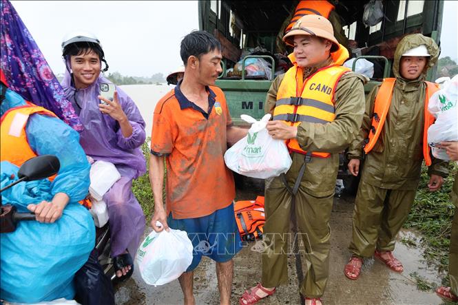 Lực lượng Công an tỉnh Đắk Lắk gửi tặng phần quà cho người dân ở vùng bị ngập sâu do nước lũ. Ảnh: Đỗ Trưởng – TTXVN