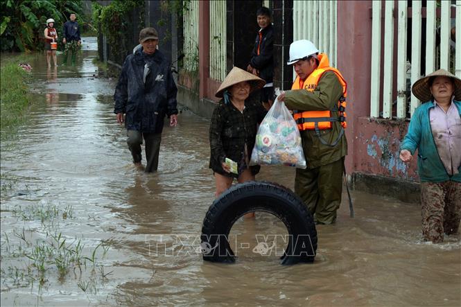Lực lượng Công an tỉnh Đắk Lắk tiếp tế lương thực cho người dân ở vùng ngập sâu ven sông Bánh Lái. Ảnh: Phạm Kha – TTXVN

